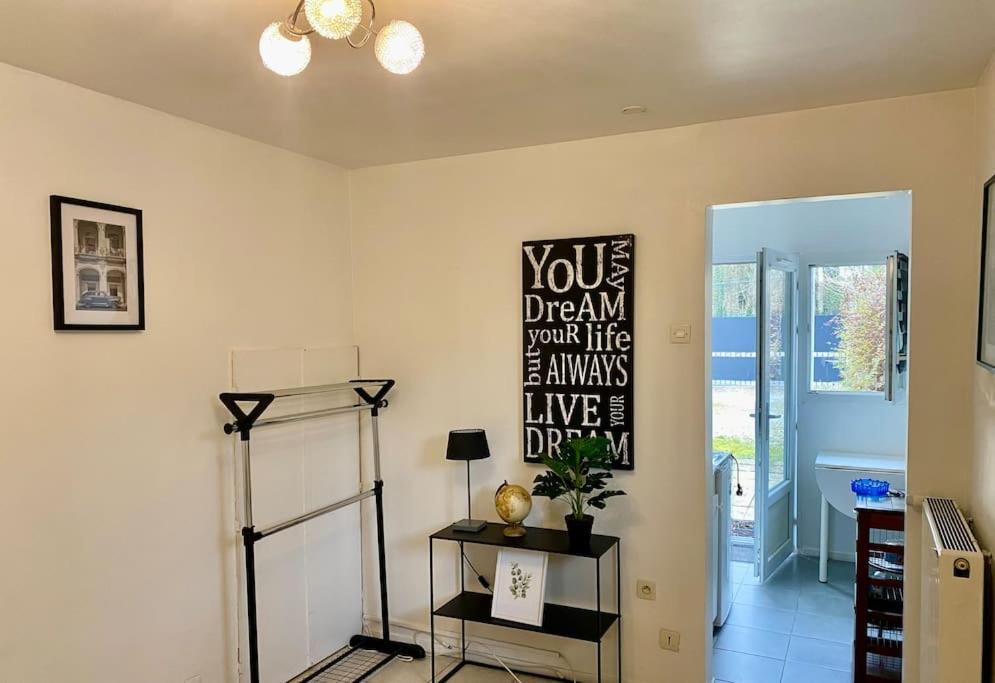 Charmant Studio A Coutevroult Extérieur photo